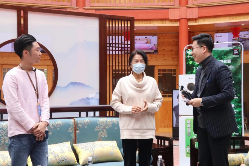 董明珠走進南康家具直播間2