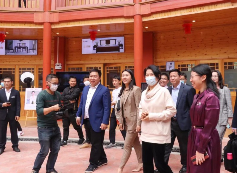 董明珠參觀南康家具各個直播間