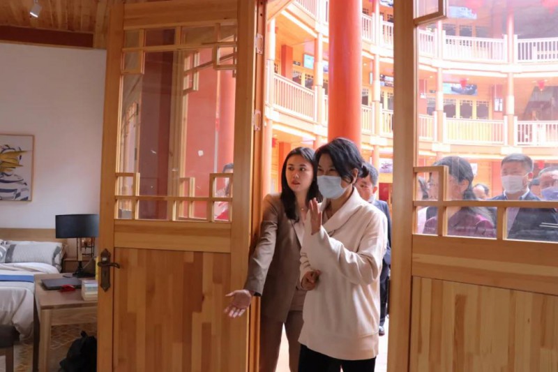 董明珠參觀南康家具各個直播間2