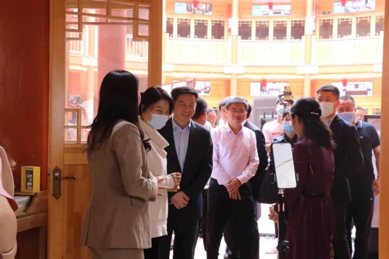董明珠參觀南康家具各個直播間3