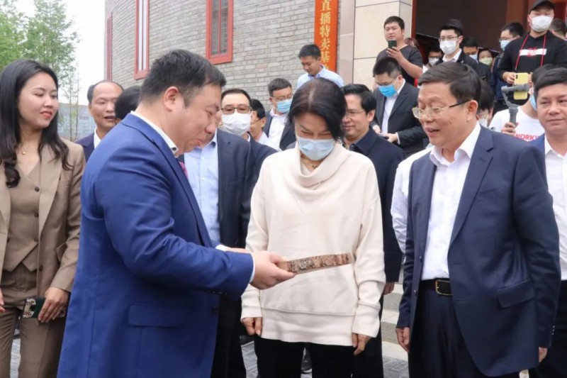 區家具協會會長顧建廈代表南康家具人為董明珠送上木質禮物表示感謝!