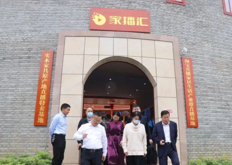 區家具協會會長顧建廈代表南康家具人為董明珠送上木質禮物表示感謝!2