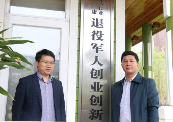 區退役軍人事務局黨組書記、局長鄒杰勇和區家具產業促進局黨組成員、副局長劉濤為南康家具行業退役軍人創業創新服務中心揭牌