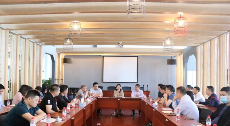 區家具產業促進局局長李慶偉主持會議