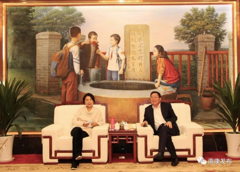 市委常委、副市長、區委書記徐兵陪同董明珠在南康考察