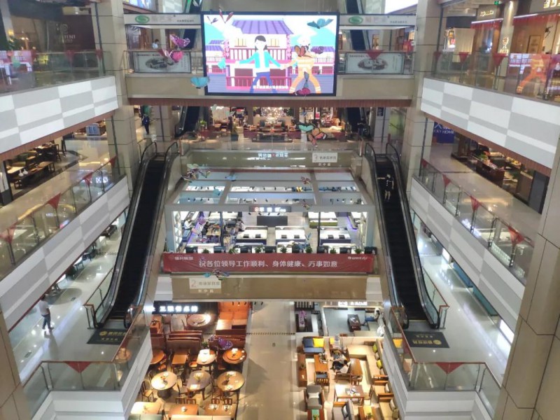 市場(chǎng)上的人流量明顯增多2