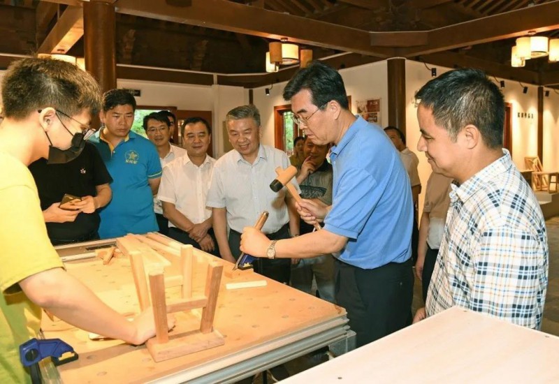 李炳軍在南康區(qū)蹲點調研：加快推進現(xiàn)代家具產業(yè)轉型升級做大做強2