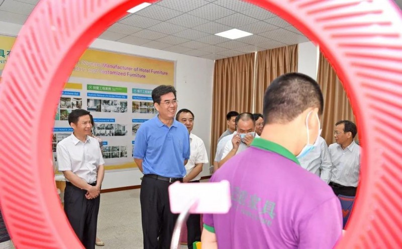 李炳軍在南康區(qū)蹲點調研：加快推進現(xiàn)代家具產業(yè)轉型升級做大做強5