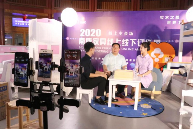 區家具協會會長顧建廈首次走進直播間變身網紅主播