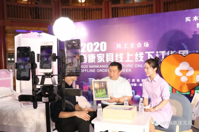 區家具協會會長顧建廈首次走進直播間變身網紅主播3