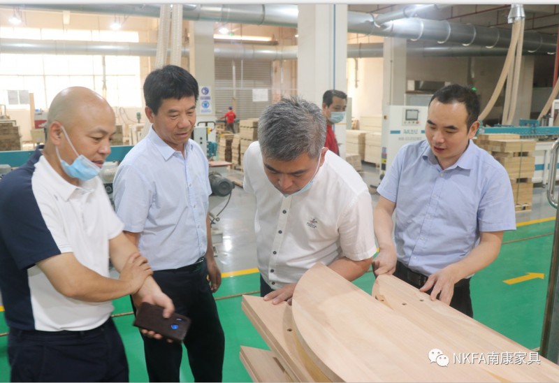 考察團一行人來抵達了龍回茶葉坳智能制造產業園4