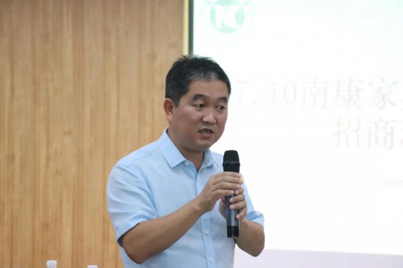 區(qū)家具產業(yè)促進局局長李慶偉