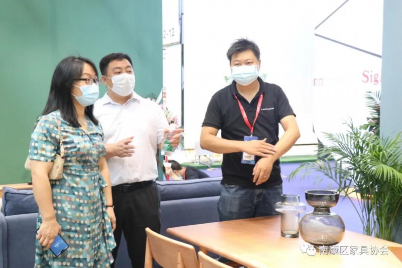 南康區家具產業促進局市場辦主任沈春，南康區家具協會會長顧建廈，副秘書長盧芳芳等一行應邀前往觀展，并為南康參展品牌加油助威2