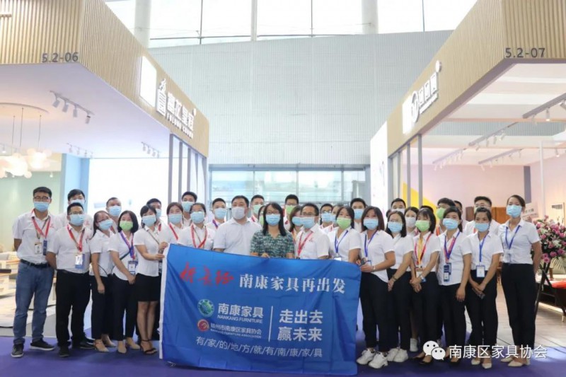 南康區家具產業促進局市場辦主任沈春，南康區家具協會會長顧建廈，副秘書長盧芳芳等一行應邀前往觀展，并為南康參展品牌加油助威1