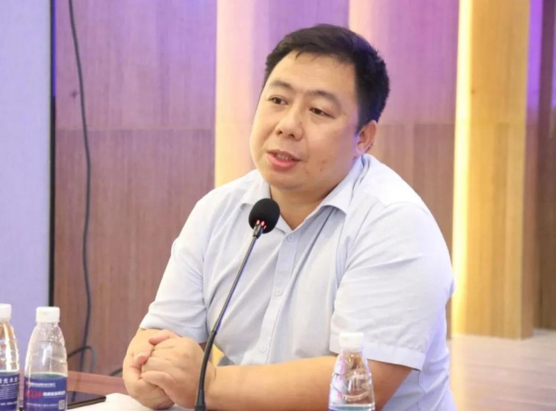 區(qū)家具協(xié)會會長顧建廈在會上說