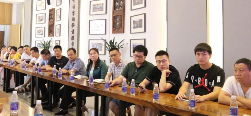 進(jìn)行了交流探討