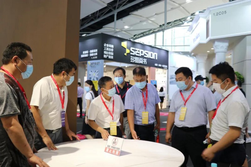 江西省家具協(xié)會(huì)會(huì)長劉偉一同為企業(yè)加油鼓勁!2