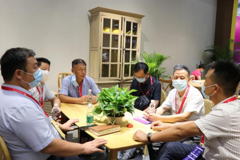 江西省家具協(xié)會(huì)會(huì)長劉偉一同為企業(yè)加油鼓勁!3