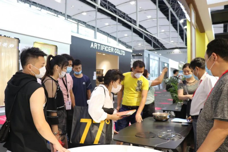 睿恩家具最新研發(fā)設(shè)計(jì)智能餐桌引圍觀