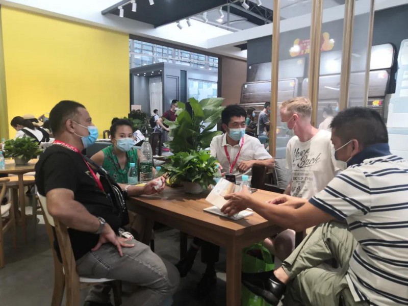 南康家具吸引外國友人進(jìn)館洽談