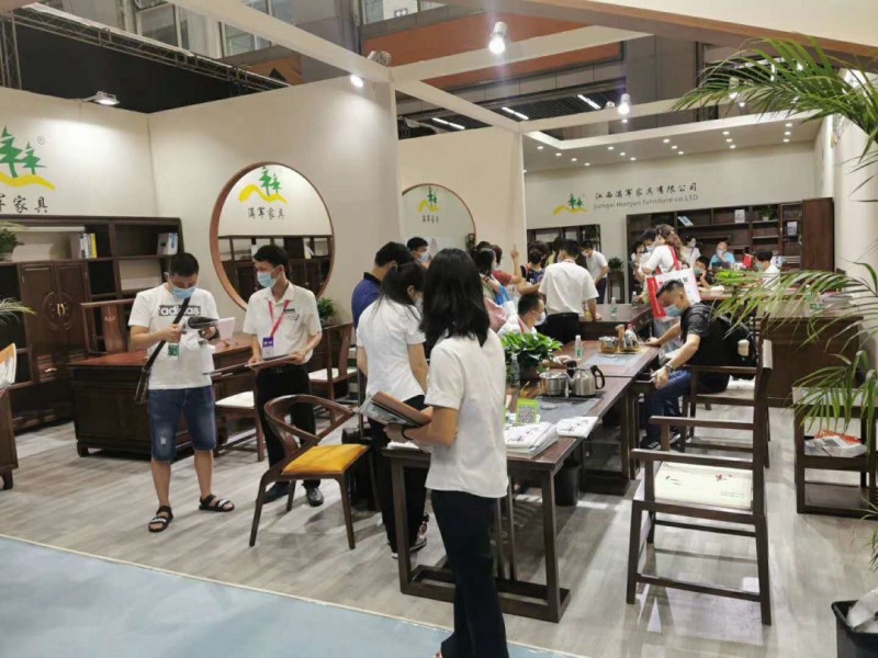 南康辦公企業(yè)代表江西滿軍家具有限公司參展