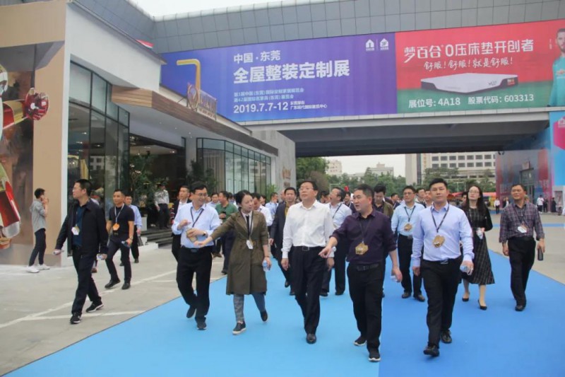 2019年3月東莞名家具展上，贛州市委常委、區委徐兵書記親臨現場為南康家具加油鼓勁