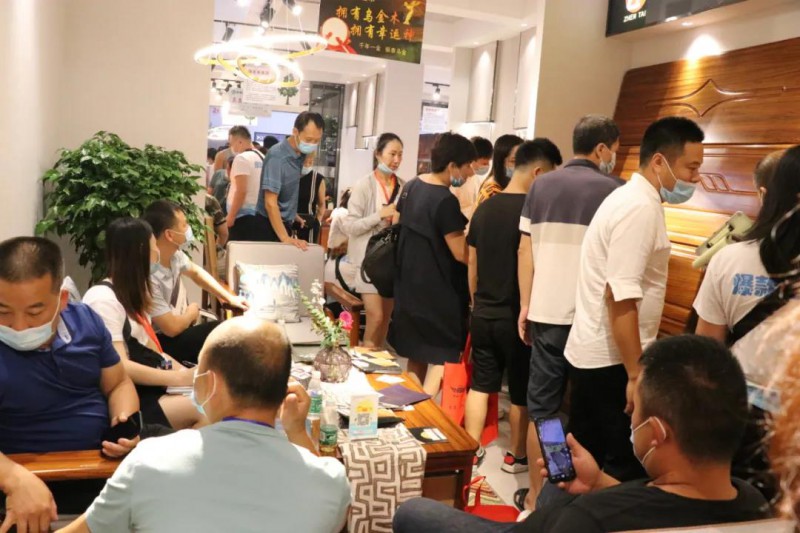 人從眾，南康家具展區(qū)人潮涌動2