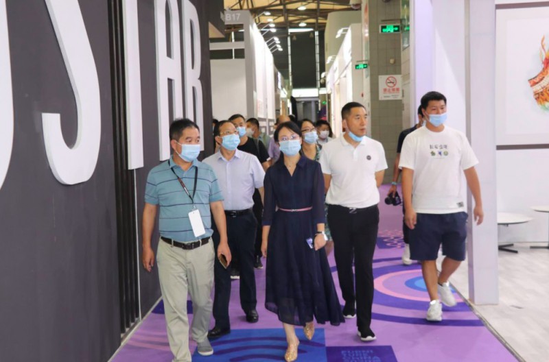 南康區委副書記陳鈺瀅率隊遠赴上海，親臨現場為南康家具參展品牌加油助威