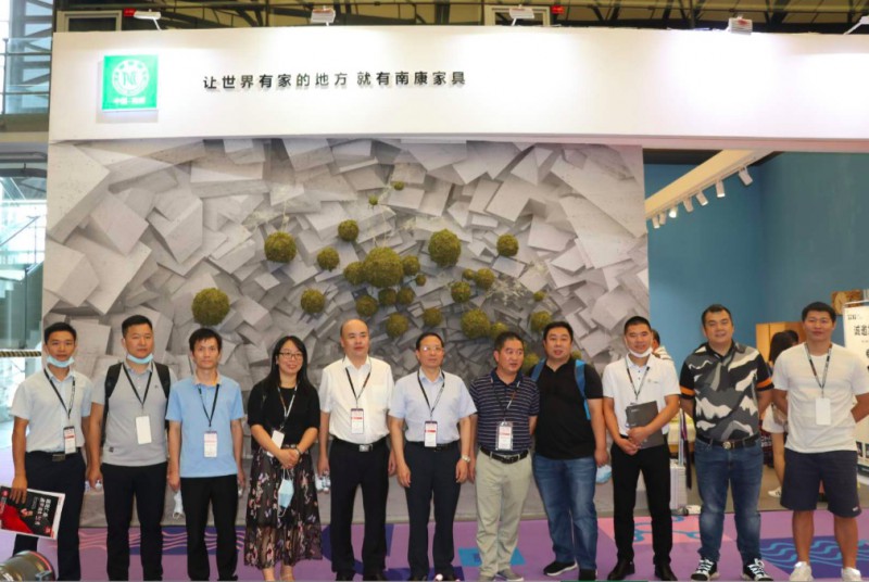 南康家具品牌集體登展獲得了眾多領導嘉賓的高度關注