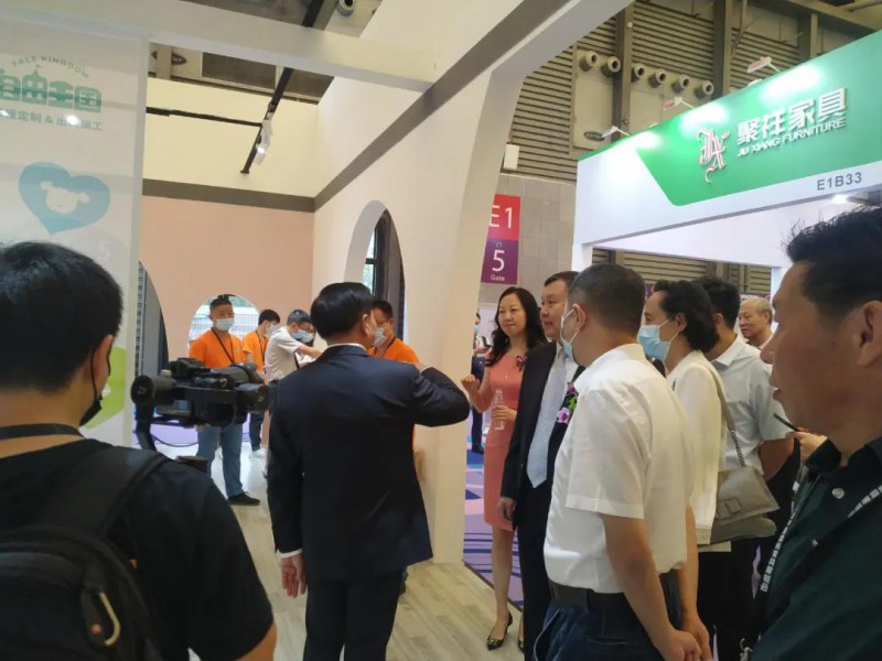 區領導和行業領導的關心厚愛讓南康家具參展品牌備受鼓舞