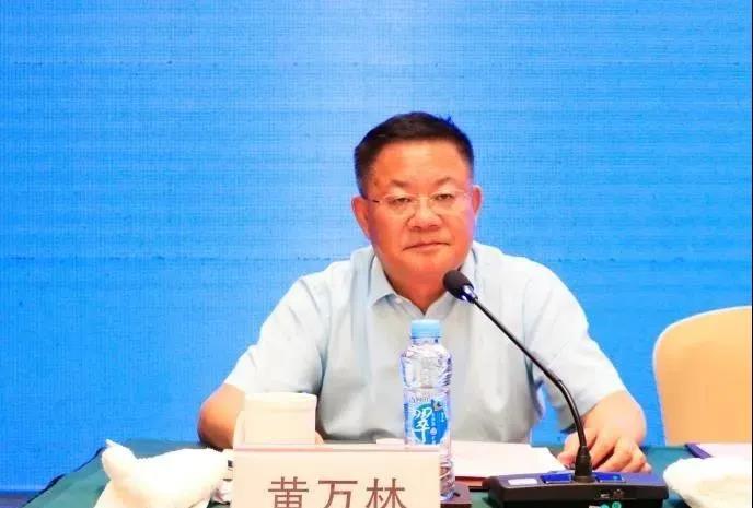 南康區政府辦主任黃萬林主持發布會