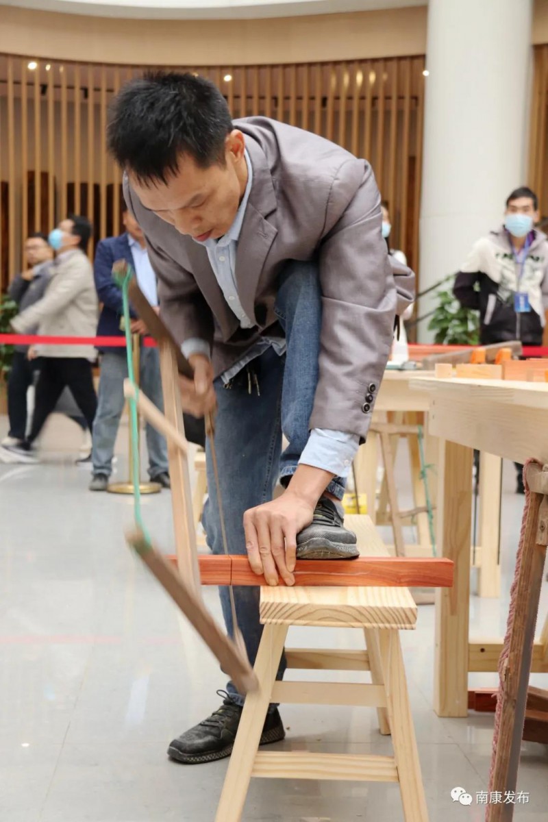 比賽緊張而激烈地進行著