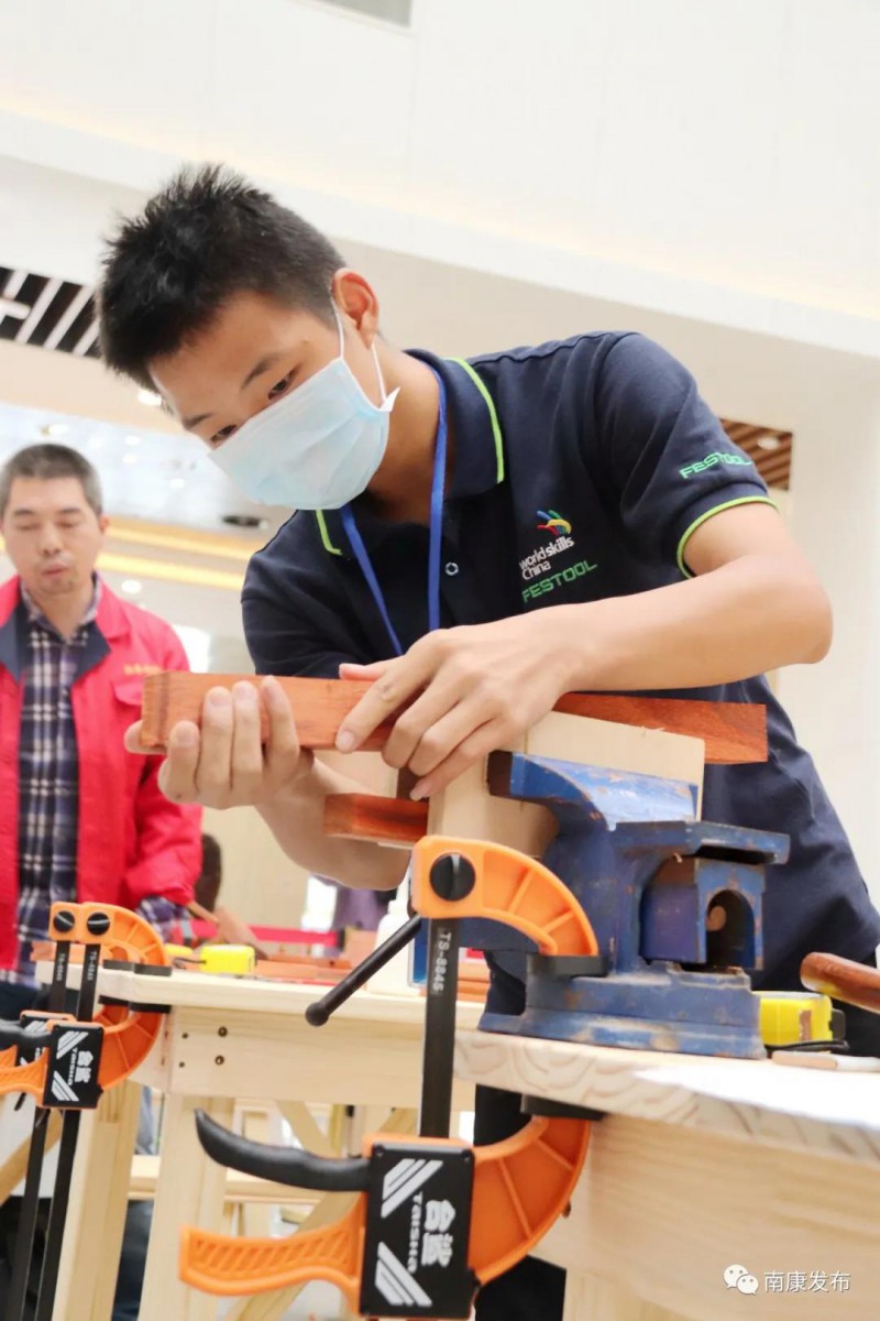 比賽緊張而激烈地進行著