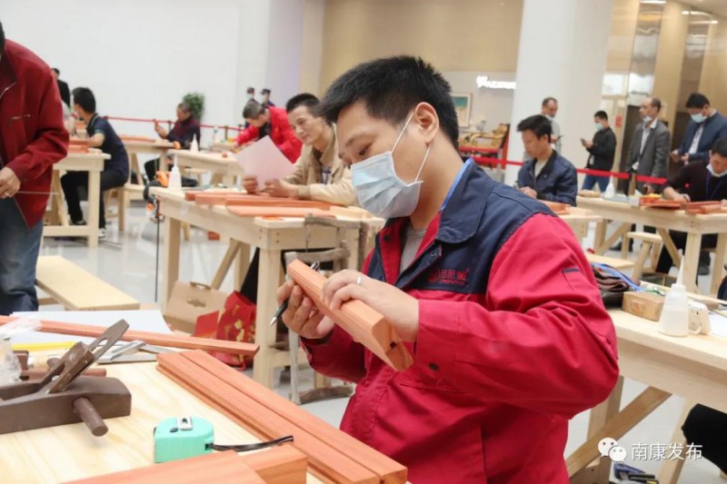 比賽緊張而激烈地進行著