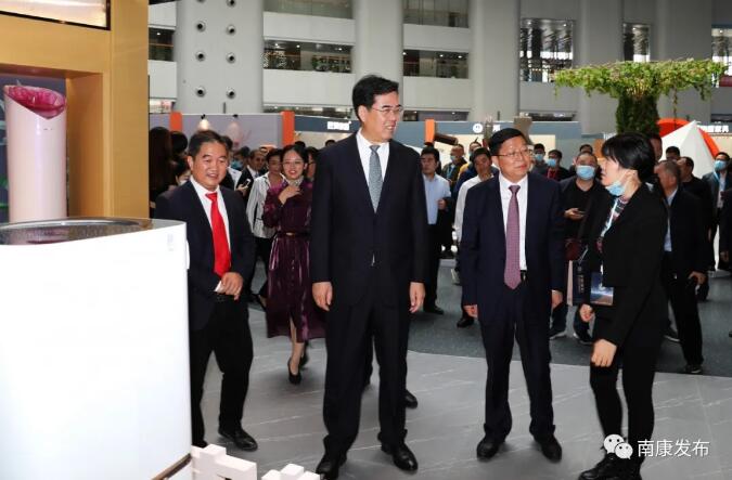 與會領導在展會現場參觀