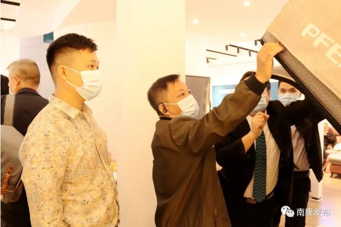 展廳工作人員與客商介紹參展商品