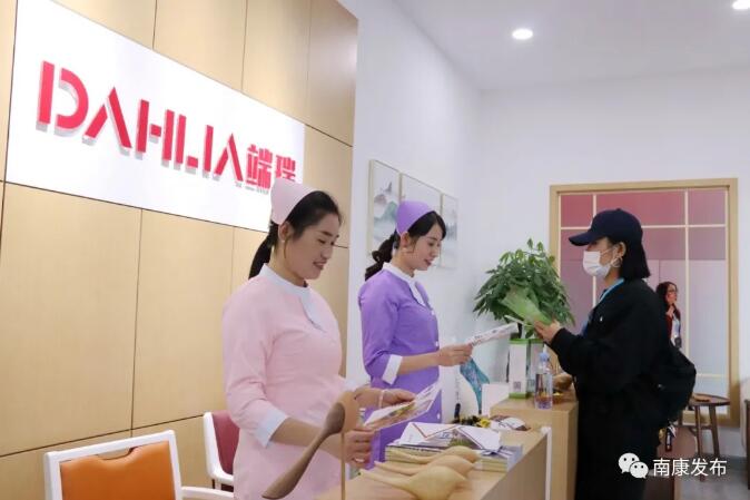 展廳工作人員與客商介紹參展商品