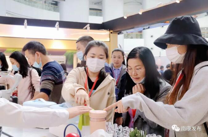 格力工作人員向客商介紹格力產品