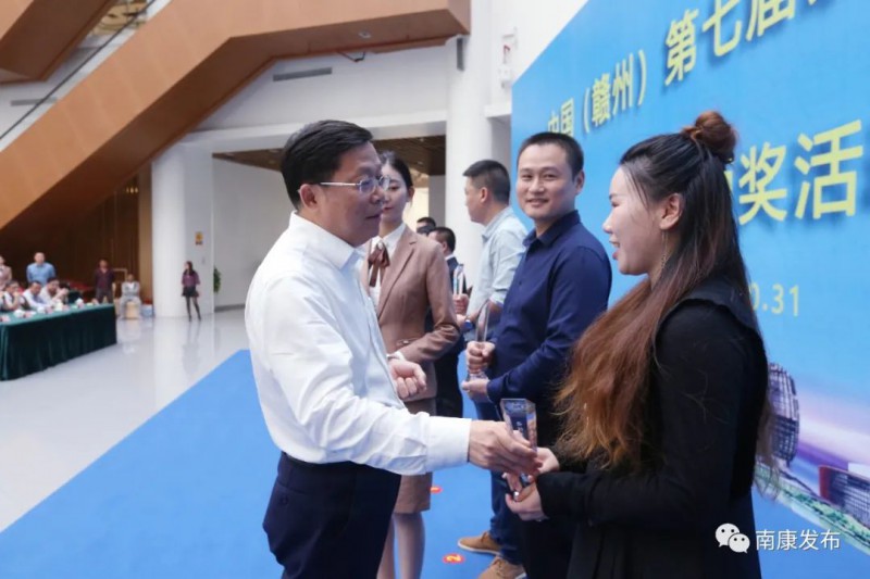 徐兵為&ldquo;網紅主播大賽&rdquo;特等獎以及&ldquo;最佳客廳家具&rdquo;&ldquo;最佳餐廳家具&rdquo;&ldquo;最佳臥室家具&rdquo;&ldquo;最佳書房家具&rdquo;&ldquo;最佳兒童家具&rdquo;金獎頒獎