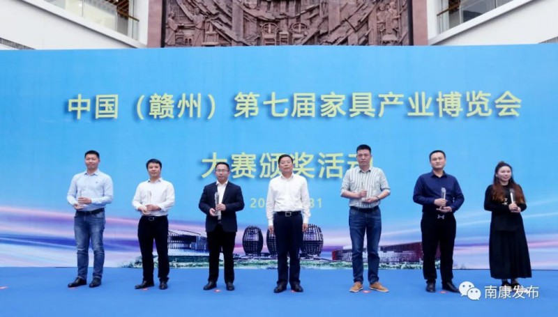 徐兵為&ldquo;網紅主播大賽&rdquo;特等獎以及&ldquo;最佳客廳家具&rdquo;&ldquo;最佳餐廳家具&rdquo;&ldquo;最佳臥室家具&rdquo;&ldquo;最佳書房家具&rdquo;&ldquo;最佳兒童家具&rdquo;金獎頒獎