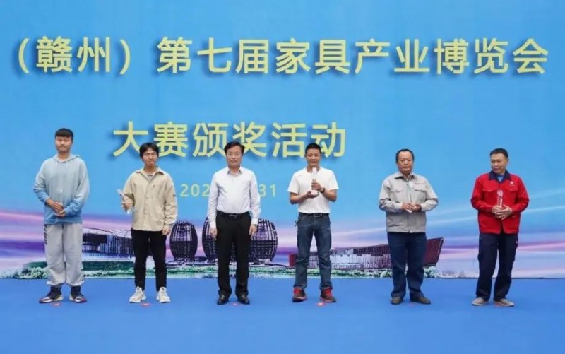 區領導為獲獎企業和個人頒獎