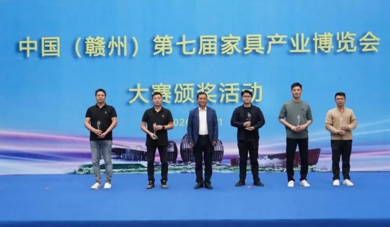 區領導為獲獎企業和個人頒獎