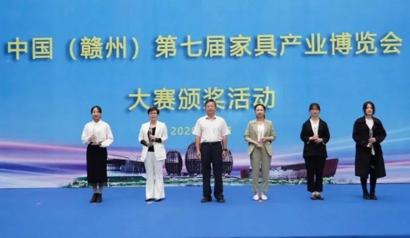 區領導為獲獎企業和個人頒獎