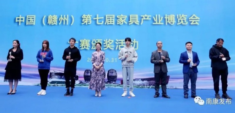 區領導為獲獎企業和個人頒獎