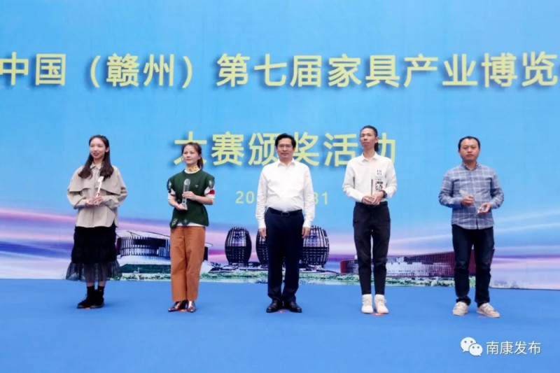 區領導為獲獎企業和個人頒獎