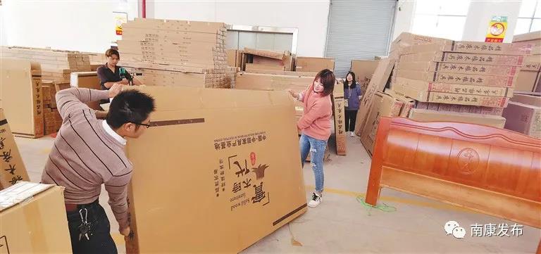 龍嶺鎮(zhèn)龍嶺村村民“雙11”在倉庫直播帶貨