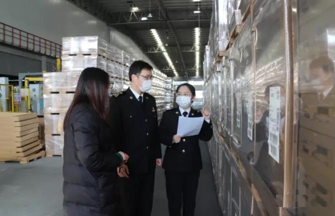 泰州海關關員在木制品生產企業開展調研