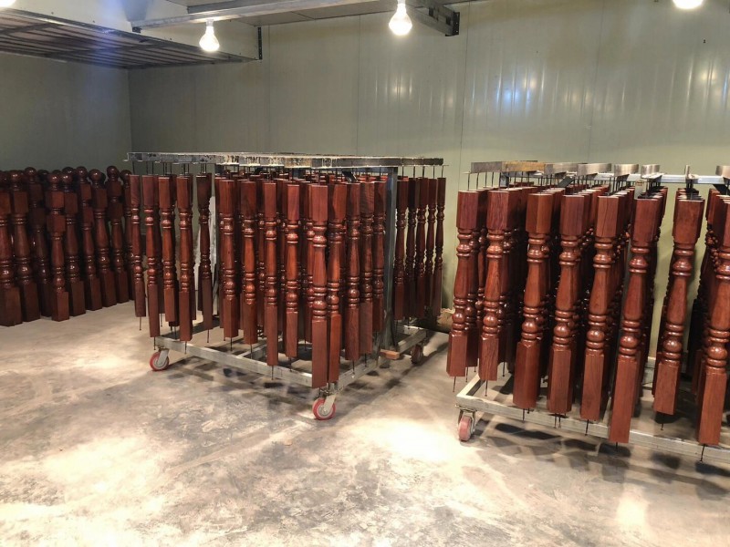 江西贛州實(shí)木樓梯廠家工廠實(shí)拍12