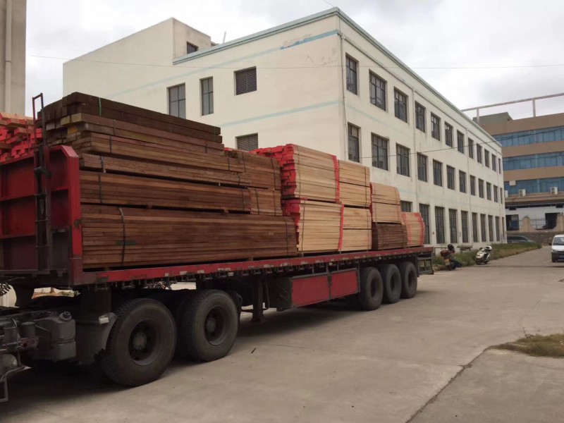 江西贛州實(shí)木樓梯廠家工廠實(shí)拍16