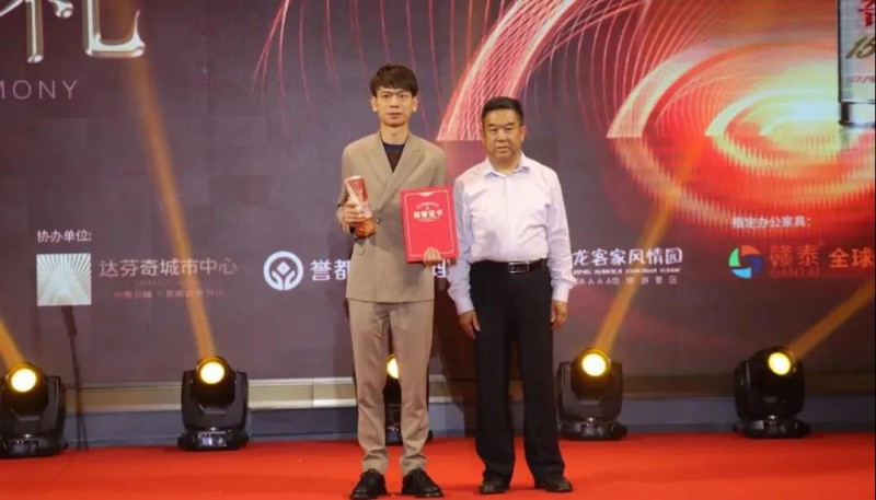 區家具協會副會長、江西佳興投資有限公司董事長王家新獲獎(代領獎人副總裁王齊明)